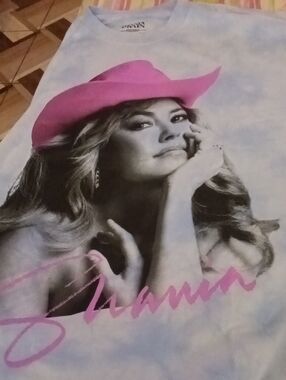 Men's  Shania Twain Unisex Graphic Tee with Pink Accent Hat